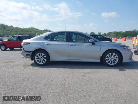 2021 Toyota Camry LE z VIN 4T1C11BK2MU027838, wystawiony jako IAAI lot #39140621 z przebiegiem 57 812 mil mil oraz . Historia ofert i sprzedaży dostępna na DreamBid. Obrazek 14.