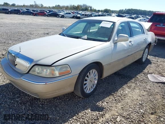✅ 2005 Lincoln Town Car Signature Limited • VIN: 1LNHM82W15Y636566 • Lot: 43601805. Listed on IAAI with 196,698 mi. Free auction sales archive from the USA and detailed vehicle history report at DreamBid. Image 17.