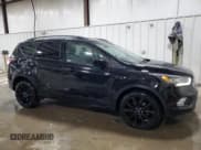 ✅ 2018 Ford Escape SE • VIN: 1FMCU9GD5JUD35033 • Lot: 92386285. Wystawiony na Copart z przebiegiem 106 445 mil. Bezpłatny archiwum sprzedaży aukcyjnych z USA i szczegółowy raport historii pojazdu na DreamBid. Zdjęcie 4.