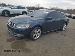 ✅ 2013 Volkswagen Passat S • VIN: 1VWAH7A33DC026866 • Lot: 92062975. Wystawiony na Copart z przebiegiem 131 460 mil. Bezpłatny archiwum sprzedaży aukcyjnych z USA i szczegółowy raport historii pojazdu na DreamBid. Zdjęcie 1.