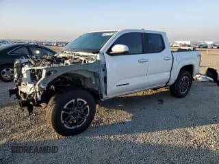 ✅ 2024 Toyota Tacoma SR5 • VIN: 3TYLB5JN2RT057295 • Лот: 82729025. Опубликован ранее на Copart с пробегом 9 560 миль. Бесплатный доступ к архиву аукционных продаж из США и подробный отчёт об истории автомобиля на DreamBid. Изображение 1.