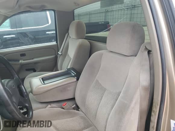 2004 Chevrolet Silverado 1500 LS z VIN 1GCEC14V94Z186793, wystawiony jako Copart lot #83448234 z przebiegiem 176 573 mil mil oraz Czysty tytuł • Clean title. Historia ofert i sprzedaży dostępna na DreamBid. Obrazek 10.