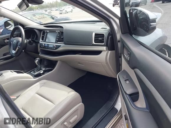 ✅ 2018 Toyota Highlander SE • VIN: 5TDJZRFH1JS817410 • Lot: 43616481. Listed on IAAI with 103,733 mi. Free auction sales archive from the USA and detailed vehicle history report at DreamBid. Image 5.