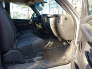 ✅ 2005 Chevrolet Silverado 1500 Work Truck • VIN: 1GCEC19ZX5E236587 • Lot: 43810602. Wystawiony na IAAI z przebiegiem 382 781 mil. Bezpłatny archiwum sprzedaży aukcyjnych z USA i szczegółowy raport historii pojazdu na DreamBid. Zdjęcie 5.