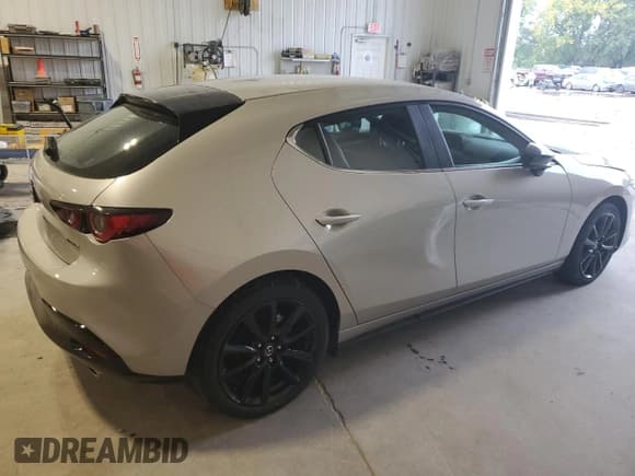 ✅ 2024 Mazda 3 S Select Sport • VIN: JM1BPAKM3R1722290 • Lot: 81561045. Wystawiony na Copart z przebiegiem 23 525 mil. Bezpłatny archiwum sprzedaży aukcyjnych z USA i szczegółowy raport historii pojazdu na DreamBid. Zdjęcie 3.
