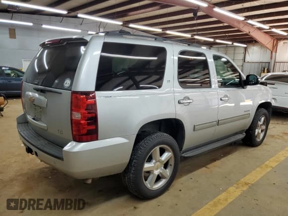 ✅ 2013 Chevrolet Tahoe LT • VIN: 1GNSKBE08DR273901 • Lot: 91366215. Wystawiony na Copart z przebiegiem 301 790 mil. Bezpłatny archiwum sprzedaży aukcyjnych z USA i szczegółowy raport historii pojazdu na DreamBid. Zdjęcie 3.