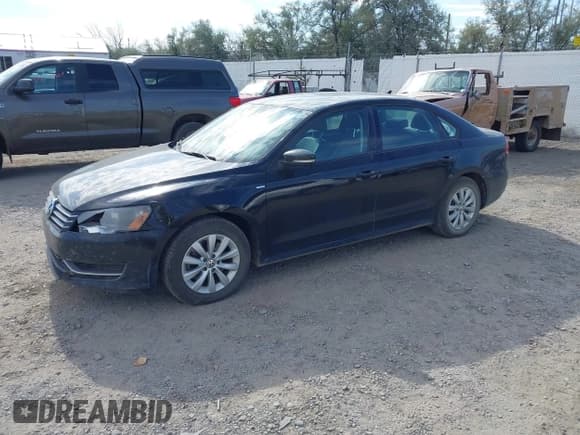 ✅ 2014 Volkswagen Passat S • VIN: 1VWAP7A34EC022264 • Lot: 43308988. Wystawiony na IAAI z przebiegiem 151 402 mil. Bezpłatny archiwum sprzedaży aukcyjnych z USA i szczegółowy raport historii pojazdu na DreamBid. Zdjęcie 2.