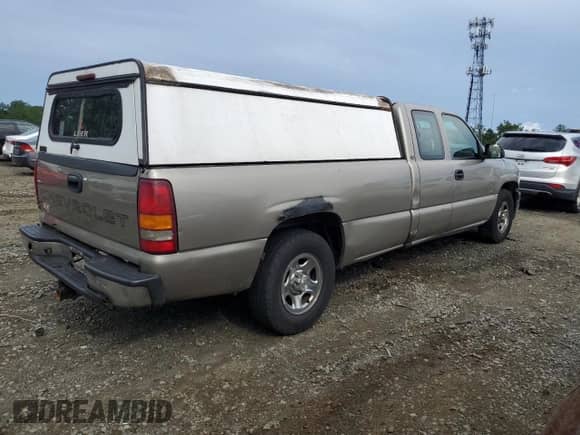 2002 Chevrolet Silverado 1500 z VIN 1GCEC19V82E279611, wystawiony jako Copart lot #63974715 z przebiegiem 242 944 mil mil oraz Szkoda całkowita • Salvage title. Historia ofert i sprzedaży dostępna na DreamBid. Obrazek 3.