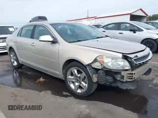 2010 Chevrolet Malibu 1LT z VIN 1G1ZC5EB0AF323011, wystawiony jako IAAI lot #43424255 z przebiegiem 116 375 mil mil oraz . Historia ofert i sprzedaży dostępna na DreamBid. Obrazek 1.