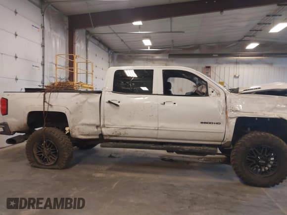 ✅ 2017 Chevrolet Silverado 2500HD LT • VIN: 1GC1KVEY0HF201240 • Lot: 43529703. Wystawiony na IAAI z przebiegiem 208 294 mil. Bezpłatny archiwum sprzedaży aukcyjnych z USA i szczegółowy raport historii pojazdu na DreamBid. Zdjęcie 13.