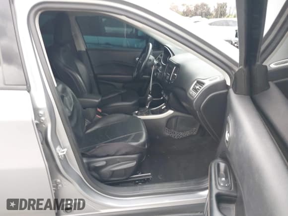 ✅ 2018 Jeep Compass Altitude • VIN: 3C4NJCBB6JT488992 • Lot: 42129963. Wystawiony na IAAI z przebiegiem 37 710 mil. Bezpłatny archiwum sprzedaży aukcyjnych z USA i szczegółowy raport historii pojazdu na DreamBid. Zdjęcie 5.