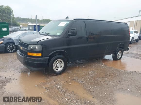 ✅ 2019 Chevrolet Express Cargo • VIN: 1GCWGBFPXK1228249 • Лот: 42830263. Опубликован ранее на IAAI с пробегом 304 812 миль. Бесплатный доступ к архиву аукционных продаж из США и подробный отчёт об истории автомобиля на DreamBid. Изображение 2.