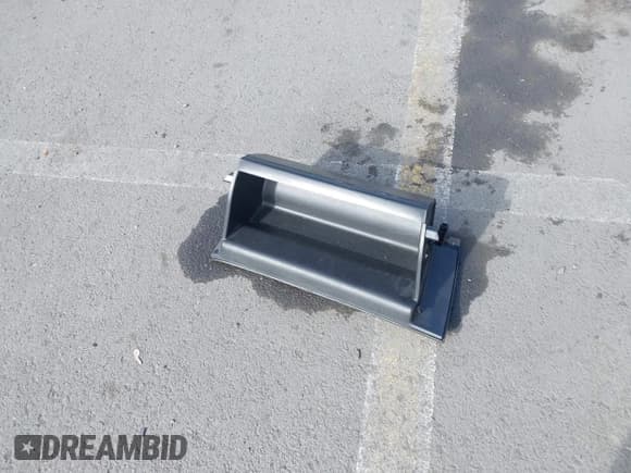 ✅ 2018 Chevrolet Malibu Hybrid • VIN: 1G1ZF5SU8JF140033 • Lot: 43673797. Listed on IAAI with 111,657 mi. Free auction sales archive from the USA and detailed vehicle history report at DreamBid. Image 12.