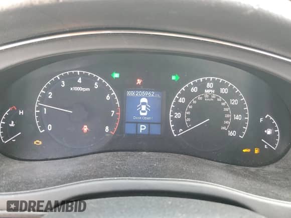 2011 Hyundai Genesis с VIN KMHGC4DE2BU131814, выставлен на аукционе Copart как лот 72397084 с пробегом 205 962 миль миль и На запчасти • Non repairable. История ставок и продаж доступна на DreamBid. Изображение 9.