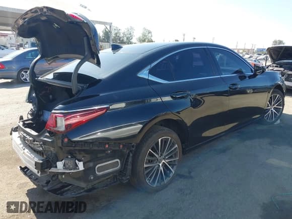 ✅ 2022 Lexus ES 300h • VIN: 58ADA1C17NU017942 • Lot: 42530413. Wystawiony na IAAI z przebiegiem 89 281 mil. Bezpłatny archiwum sprzedaży aukcyjnych z USA i szczegółowy raport historii pojazdu na DreamBid. Zdjęcie 4.