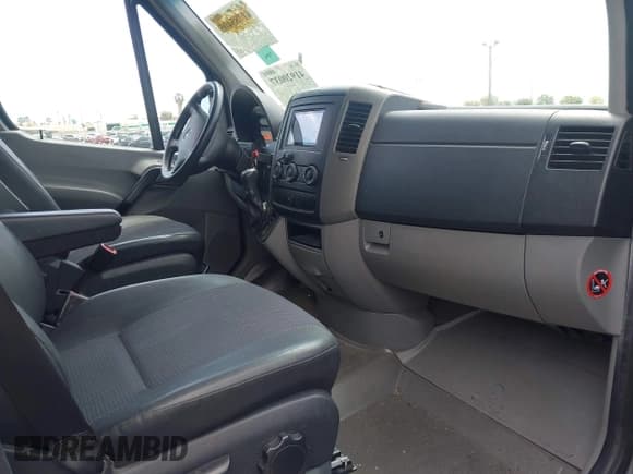 ✅ 2015 Mercedes-Benz Sprinter Passenger • VIN: WDZPE7DC1FP111850 • Lot: 41920037. Wystawiony na IAAI z przebiegiem 127 121 mil. Bezpłatny archiwum sprzedaży aukcyjnych z USA i szczegółowy raport historii pojazdu na DreamBid. Zdjęcie 5.