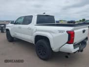 ✅ 2025 Toyota Tacoma SR • VIN: 3TYLB5JN4ST063931 • Лот: 42525758. Опубликован ранее на IAAI с пробегом 7 985 миль. Бесплатный доступ к архиву аукционных продаж из США и подробный отчёт об истории автомобиля на DreamBid. Изображение 3.