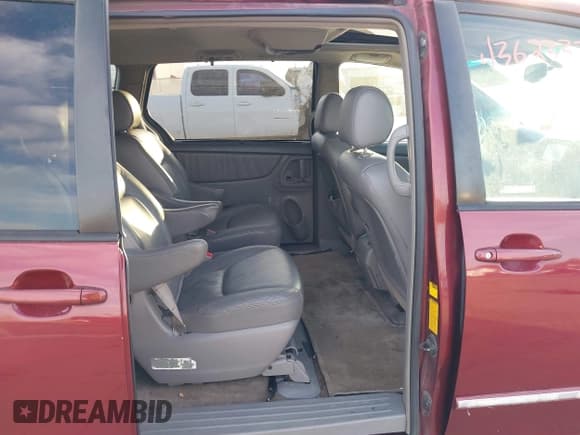 ✅ 2005 Toyota Sienna XLE • VIN: 5TDZA22C95S231443 • Lot: 43623370. Wystawiony na IAAI z przebiegiem Nie podano. Bezpłatny archiwum sprzedaży aukcyjnych z USA i szczegółowy raport historii pojazdu na DreamBid. Zdjęcie 8.