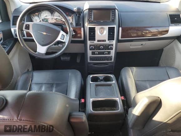 ✅ 2010 Chrysler Town & Country Touring Plus • VIN: 2A4RR8D1XAR496098 • Lot: 83935055. Wystawiony na Copart z przebiegiem 137 826 mil. Bezpłatny archiwum sprzedaży aukcyjnych z USA i szczegółowy raport historii pojazdu na DreamBid. Zdjęcie 8.