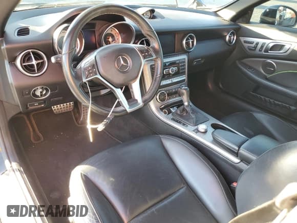 ✅ 2015 Mercedes-Benz SLK 350 • VIN: WDDPK5HA4FF100858 • Lot: 80667864. Wystawiony na Copart z przebiegiem 101 052 mil. Bezpłatny archiwum sprzedaży aukcyjnych z USA i szczegółowy raport historii pojazdu na DreamBid. Zdjęcie 8.