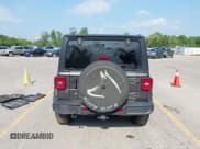 ✅ 2018 Jeep Wrangler Unlimited Sahara • VIN: 1C4HJXEG1JW159817 • Lot: 42565032. Wystawiony na IAAI z przebiegiem 158 695 mil. Bezpłatny archiwum sprzedaży aukcyjnych z USA i szczegółowy raport historii pojazdu na DreamBid. Zdjęcie 16.