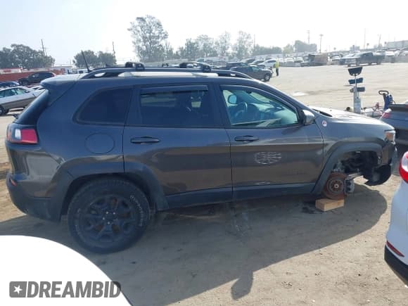 ✅ 2021 Jeep Cherokee Trailhawk • VIN: 1C4PJMBXXMD162536 • Lot: 43533033. Wystawiony na IAAI z przebiegiem 67 101 mil. Bezpłatny archiwum sprzedaży aukcyjnych z USA i szczegółowy raport historii pojazdu na DreamBid. Zdjęcie 14.
