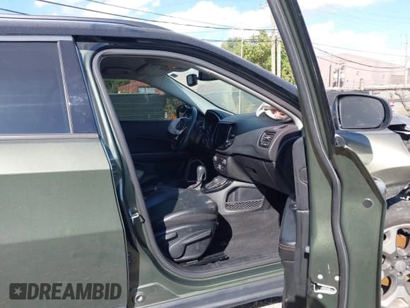 ✅ 2019 Jeep Compass Limited • VIN: 3C4NJDCB8KT780987 • Lot: 43365625. Wystawiony na IAAI z przebiegiem 71 068 mil. Bezpłatny archiwum sprzedaży aukcyjnych z USA i szczegółowy raport historii pojazdu na DreamBid. Zdjęcie 5.