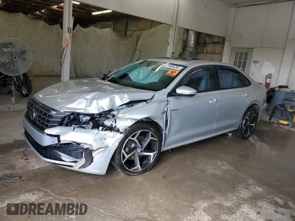 ✅ 2020 Volkswagen Passat R-Line • VIN: 1VWMA7A30LC005537 • Lot: 71836265. Wystawiony na Copart z przebiegiem 109 302 mil. Bezpłatny archiwum sprzedaży aukcyjnych z USA i szczegółowy raport historii pojazdu na DreamBid. Zdjęcie 1.