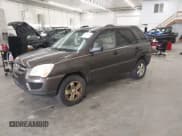 ✅ 2010 Kia Sportage LX • VIN: KNDKGCA36A7669073 • Lot: 43106346. Wystawiony na IAAI z przebiegiem 179 354 mil. Bezpłatny archiwum sprzedaży aukcyjnych z USA i szczegółowy raport historii pojazdu na DreamBid. Zdjęcie 2.