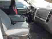 2019 Ram 1500 Big Horn z VIN 1C6RR6TT1KS593811, wystawiony jako IAAI lot #42006658 z przebiegiem 169 121 mil mil oraz . Historia ofert i sprzedaży dostępna na DreamBid. Obrazek 5.