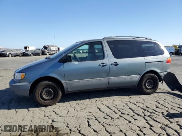 ✅ 2000 Toyota Sienna CE • VIN: 4T3ZF19C9YU222343 • Lot: 69520224. Listed on Copart with 524,710 mi. Free auction sales archive from the USA and detailed vehicle history report at DreamBid. Image 1.