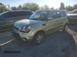 ✅ 2013 Kia Soul + • VIN: KNDJT2A63D7632367 • Лот: 82314925. Опубликован ранее на Copart с пробегом 91 450 миль. Бесплатный доступ к архиву аукционных продаж из США и подробный отчёт об истории автомобиля на DreamBid. Изображение 1.