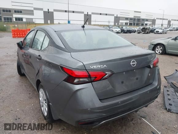 ✅ 2024 Nissan Versa S • VIN: 3N1CN8DV6RL900231 • Lot: 43737116. Wystawiony na IAAI z przebiegiem 26 367 mil. Bezpłatny archiwum sprzedaży aukcyjnych z USA i szczegółowy raport historii pojazdu na DreamBid. Zdjęcie 3.