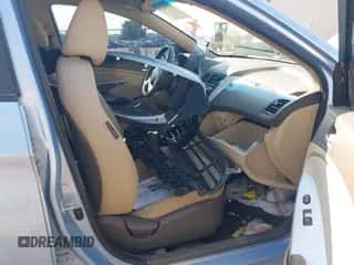 2013 Hyundai Accent GLS z VIN KMHCT4AE4DU273894, wystawiony jako IAAI lot #43096264 z przebiegiem Nie podano mil oraz . Historia ofert i sprzedaży dostępna na DreamBid. Obrazek 5.