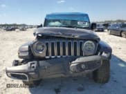 ✅ 2018 Jeep Wrangler Unlimited Sahara • VIN: 1C4HJXEN5JW302217 • Lot: 84819885. Wystawiony na Copart z przebiegiem 106 687 mil. Bezpłatny archiwum sprzedaży aukcyjnych z USA i szczegółowy raport historii pojazdu na DreamBid. Zdjęcie 5.
