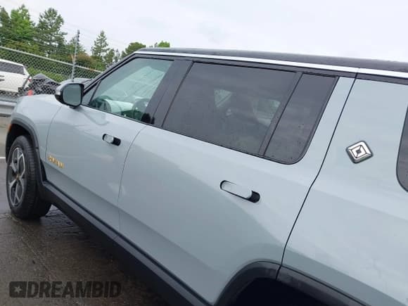 ✅ 2024 Rivian R1S Adventure • VIN: 7PDSGABA1RN033775 • Lot: 42325713. Wystawiony na IAAI z przebiegiem 8 276 mil. Bezpłatny archiwum sprzedaży aukcyjnych z USA i szczegółowy raport historii pojazdu na DreamBid. Zdjęcie 15.