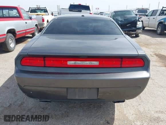 2014 Dodge Challenger SXT 100th Anniversary z VIN 2C3CDYAGXEH298415, wystawiony jako IAAI lot #42133602 z przebiegiem 126 523 mil mil oraz . Historia ofert i sprzedaży dostępna na DreamBid. Obrazek 16.