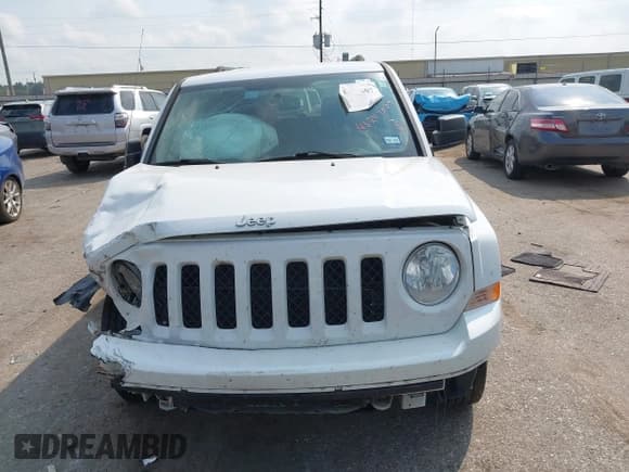 ✅ 2016 Jeep Patriot High Altitude • VIN: 1C4NJRFB0GD696880 • Lot: 43247007. Wystawiony na IAAI z przebiegiem 131 970 mil. Bezpłatny archiwum sprzedaży aukcyjnych z USA i szczegółowy raport historii pojazdu na DreamBid. Zdjęcie 11.