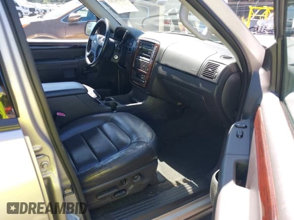 ✅ 2005 Ford Explorer Limited • VIN: 1FMDU75W65UB48550 • Lot: 43070203. Wystawiony na IAAI z przebiegiem 76 078 mil. Bezpłatny archiwum sprzedaży aukcyjnych z USA i szczegółowy raport historii pojazdu na DreamBid. Zdjęcie 5.