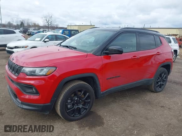 ✅ 2023 Jeep Compass Latitude • VIN: 3C4NJDBN8PT529695 • Lot: 43818827. Wystawiony na IAAI z przebiegiem 12 531 mil. Bezpłatny archiwum sprzedaży aukcyjnych z USA i szczegółowy raport historii pojazdu na DreamBid. Zdjęcie 2.