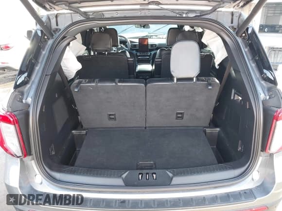 ✅ 2022 Ford Explorer ST • VIN: 1FM5K8GC3NGA17738 • Lot: 41546088. Wystawiony na IAAI z przebiegiem 54 636 mil. Bezpłatny archiwum sprzedaży aukcyjnych z USA i szczegółowy raport historii pojazdu na DreamBid. Zdjęcie 18.