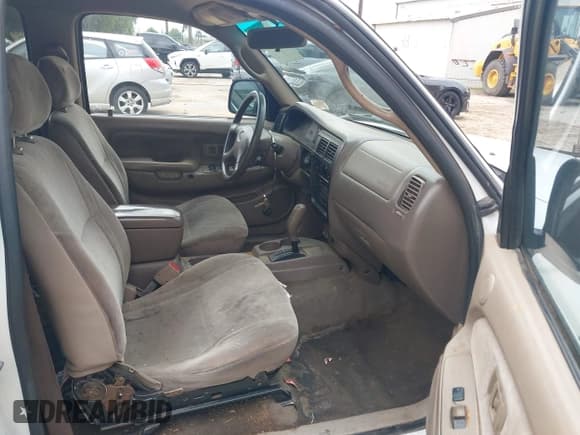 ✅ 2002 Toyota Tacoma PreRunner • VIN: 5TEGN92N72Z011738 • Lot: 43692039. Wystawiony na IAAI z przebiegiem 324 979 mil. Bezpłatny archiwum sprzedaży aukcyjnych z USA i szczegółowy raport historii pojazdu na DreamBid. Zdjęcie 5.