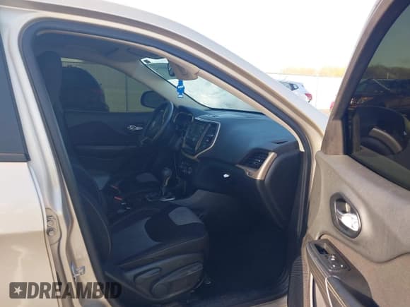 ✅ 2015 Jeep Cherokee Sport • VIN: 1C4PJLABXFW561115 • Lot: 41969932. Wystawiony na IAAI z przebiegiem 120 026 mil. Bezpłatny archiwum sprzedaży aukcyjnych z USA i szczegółowy raport historii pojazdu na DreamBid. Zdjęcie 5.