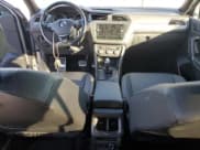 ✅ 2020 Volkswagen Tiguan SE • VIN: 3VV2B7AXXLM144388 • Lot: 90722475. Wystawiony na Copart z przebiegiem 59 612 mil. Bezpłatny archiwum sprzedaży aukcyjnych z USA i szczegółowy raport historii pojazdu na DreamBid. Zdjęcie 8.