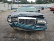 ✅ 1997 Lincoln Town Car Executive • VIN: 1LNLM81W2VY729219 • Lot: 70766054. Wystawiony na Copart z przebiegiem 182 361 mil. Bezpłatny archiwum sprzedaży aukcyjnych z USA i szczegółowy raport historii pojazdu na DreamBid. Zdjęcie 5.