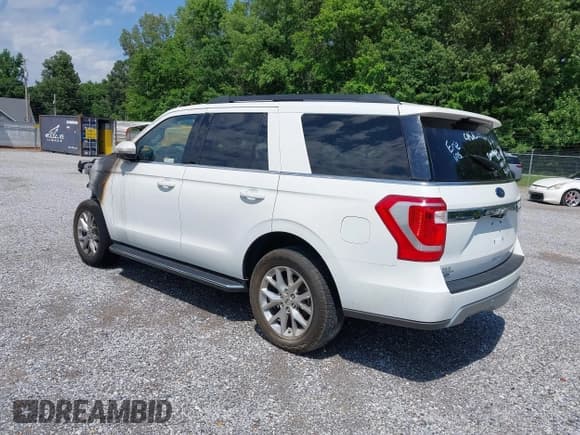✅ 2021 Ford Expedition XLT • VIN: 1FMJU1JT1MEA53043 • Lot: 40342281. Wystawiony na IAAI z przebiegiem 20 800 mil. Bezpłatny archiwum sprzedaży aukcyjnych z USA i szczegółowy raport historii pojazdu na DreamBid. Zdjęcie 3.