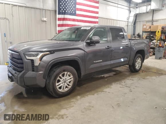 ✅ 2024 Toyota Tundra SR5 • VIN: 5TFLA5DB7RX151005 • Лот: 66538035. Опубликован ранее на Copart с пробегом 19 032 миль. Бесплатный доступ к архиву аукционных продаж из США и подробный отчёт об истории автомобиля на DreamBid. Изображение 1.