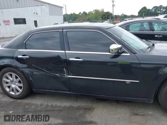 ✅ 2009 Chrysler 300 C Hemi • VIN: 2C3LA63T59H580961 • Лот: 43235420. Опубликован ранее на IAAI с пробегом 167 886 миль. Бесплатный доступ к архиву аукционных продаж из США и подробный отчёт об истории автомобиля на DreamBid. Изображение 13.