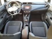 ✅ 2025 Nissan Versa SV • VIN: 3N1CN8EV1SL817990 • Lot: 91721325. Wystawiony na Copart z przebiegiem 30 556 mil. Bezpłatny archiwum sprzedaży aukcyjnych z USA i szczegółowy raport historii pojazdu na DreamBid. Zdjęcie 8.