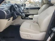 ✅ 2023 Lexus GX 460 Luxury • VIN: JTJGM7BX6P5368215 • Lot: 82660005. Wystawiony na Copart z przebiegiem 12 280 mil. Bezpłatny archiwum sprzedaży aukcyjnych z USA i szczegółowy raport historii pojazdu na DreamBid. Zdjęcie 7.